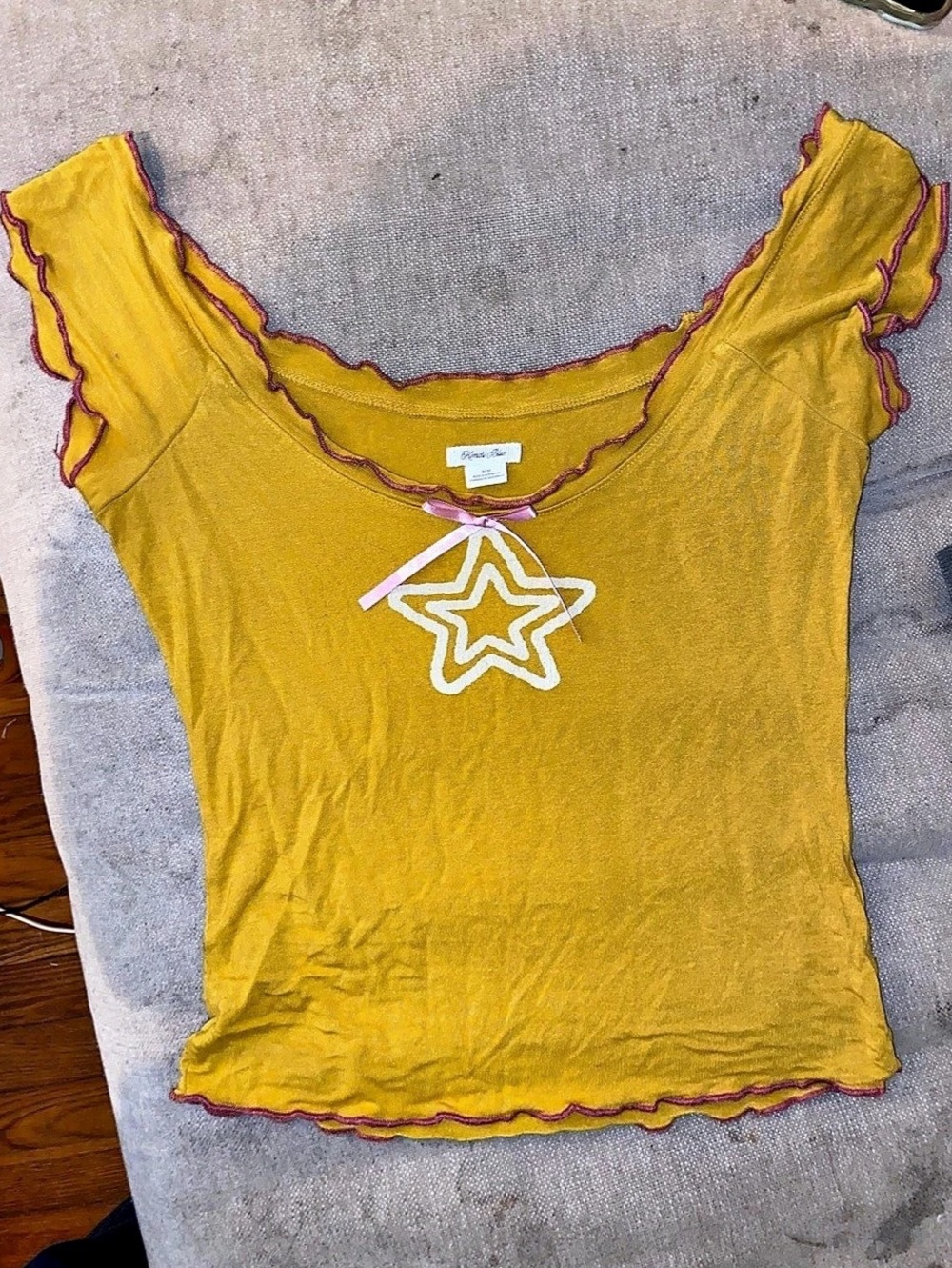 Kimchi Blue UO Ruffle Short Sleeve Star Top in Mustard Yellow, Size Medium